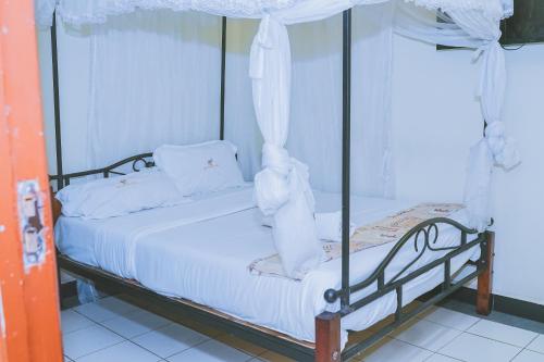 Postel nebo postele na pokoji v ubytování Lazarus Kaka Hotel Urbane