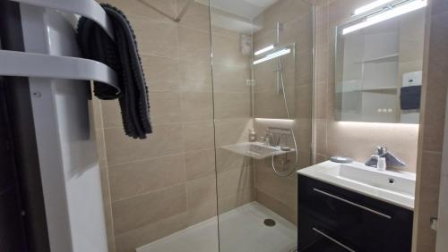 une salle de bain avec douche et lavabo dans l'établissement Life in red with parking and air conditioning, à Sète