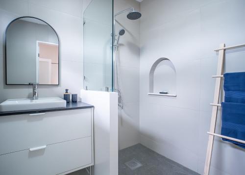 un bagno bianco con lavandino e doccia di Luxurious 2BR Villa in Panglao, Bohol a Panglao