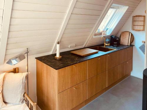 Køkken eller tekøkken på Renovated Summer Home With Terrace