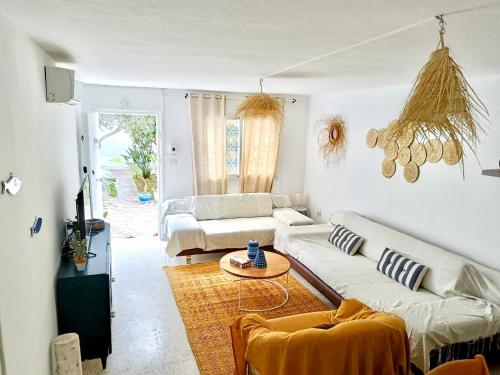 ハンマメットにあるJolie Villa Cosy Proche de la Plageのリビングルーム(白いソファ2台、テーブル付)