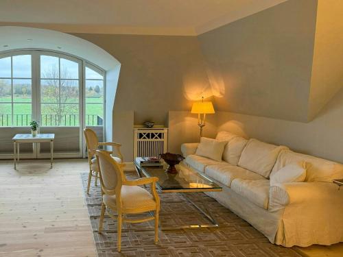 Ein Sitzbereich in der Unterkunft Manor House Overlooking Fields And Garden