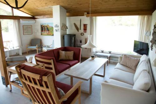 ein Wohnzimmer mit Couch und Tisch in der Unterkunft Dune House Near Bulbjerg in Frøstrup