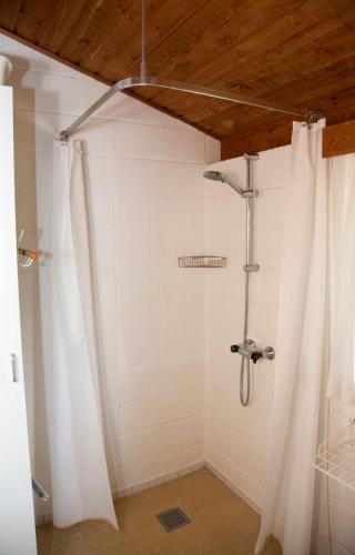ein Bad mit Dusche und Duschvorhang in der Unterkunft Dune House Near Bulbjerg in Frøstrup