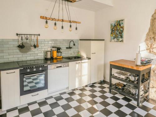 Dapur atau dapur kecil di Experience Original Nature In The Stewards House