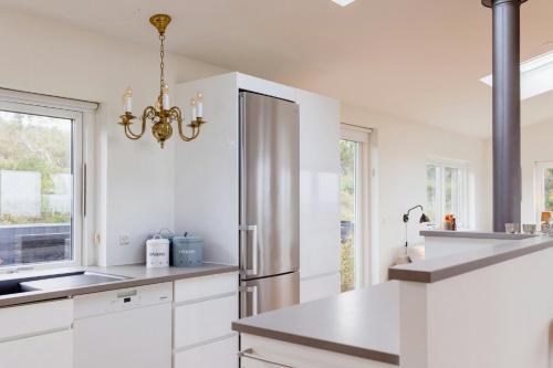 Η κουζίνα ή μικρή κουζίνα στο Enjoy The Sound Of Crashing Waves And Ocean Views