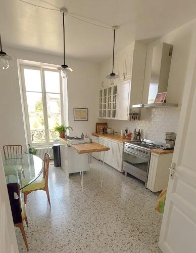 Photo de la galerie de l'établissement Charming House With Views Of The Creuse Mountains, à Saint-Amand-Jartoudeix