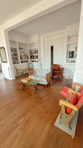 Photo de la galerie de l'établissement Charming House With Views Of The Creuse Mountains, à Saint-Amand-Jartoudeix