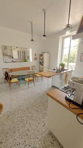 Photo de la galerie de l'établissement Charming House With Views Of The Creuse Mountains, à Saint-Amand-Jartoudeix