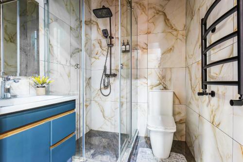 Ένα μπάνιο στο 29 Modern and luxury apartment in CENTER-1