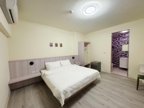 a bedroom with a large white bed in it at 海洋星空民宿 in Magong