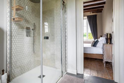 Ένα μπάνιο στο Charming Manor Nestled In Charente Vineyards