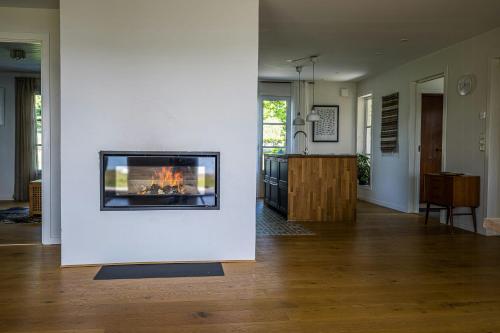 Modern Holiday Home With View And Boat In Aspöにあるテレビまたはエンターテインメントセンター
