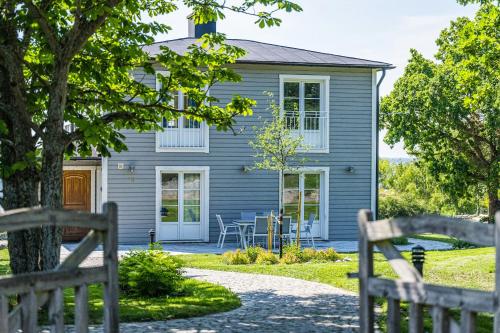 DrottningskärにあるModern Holiday Home With View And Boat In Aspöの青い家