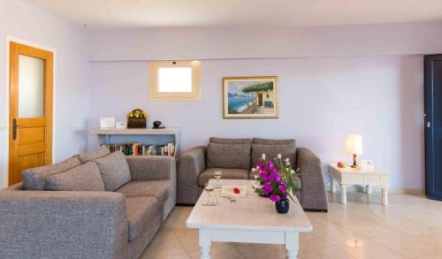 Ruang duduk di SALTY BREEZE Beachfront Villa