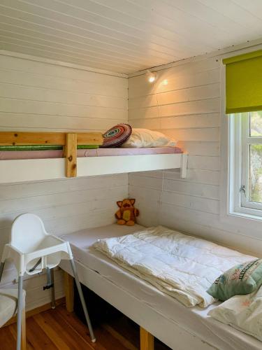 Habitación pequeña con litera y escritorio. en All-Season Cabin With Fjord View In Mandal, en Mandal