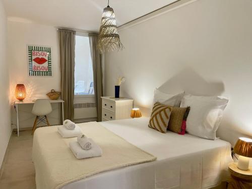 une chambre avec un grand lit blanc avec des serviettes dessus dans l'établissement 