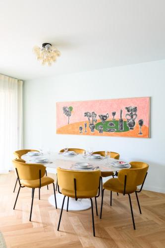 une salle à manger avec une table et des chaises dans l'établissement Superbe appartement idéalement situé, à Aix-en-Provence