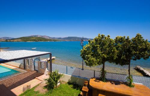 SALTY BREEZE Beachfront Villa