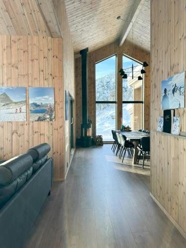 Χώρος καθιστικού στο Cabin Embraced By Extrairdinary Nature
