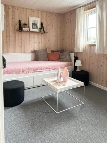 Beach Summerhouse In Juelsmindeにあるベッド