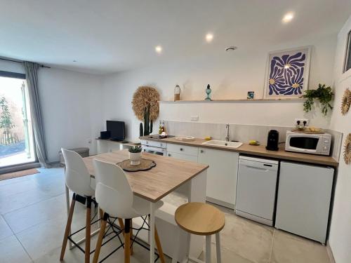 une cuisine avec une table et des chaises dans une pièce dans l'établissement 