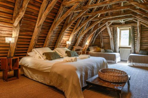 une chambre avec un lit dans une cabane en rondins dans l'établissement Historic Estate Overlooking The Dordogne, à Castelnaud-la-Chapelle