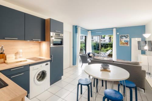 une cuisine et un salon avec une table et des chaises dans l'établissement La Baule, 3 pièces, Les Palmiers, à La Baule