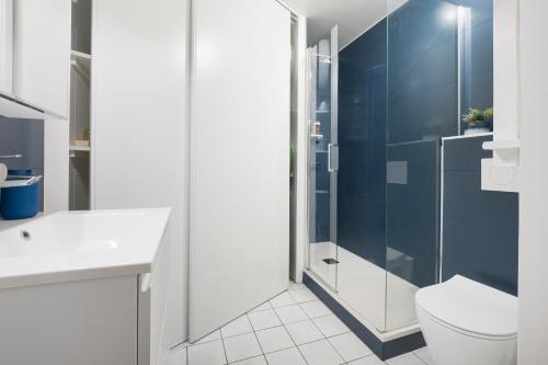 une salle de bain avec toilettes et douche en verre dans l'établissement La Baule, 3 pièces, Les Palmiers, à La Baule