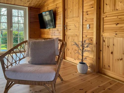 Μια τηλεόραση ή/και κέντρο ψυχαγωγίας στο Log House Close To The Sea And Coastal Towns