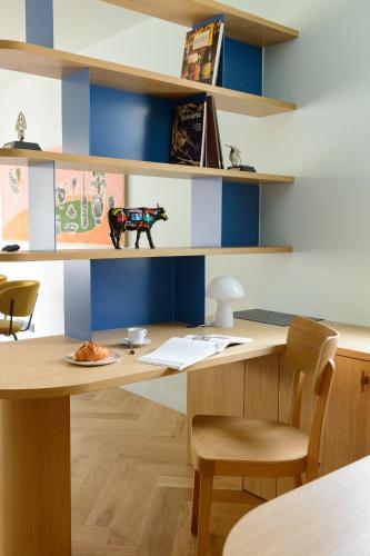 un bureau avec un bureau en bois avec des étagères dans l'établissement Superbe appartement idéalement situé, à Aix-en-Provence