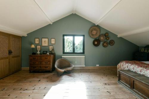 une chambre mansardée avec un lit et une fenêtre dans l'établissement Peaceful Estate Between Bordeaux And San Sebastian, à Saint-Julien-en-Born