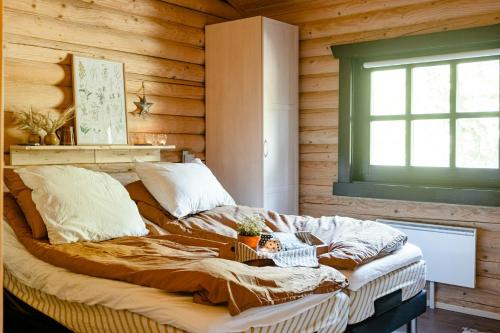 Ένα ή περισσότερα κρεβάτια σε δωμάτιο στο Authentic Log House Amid Evergreens In Vendsyssel
