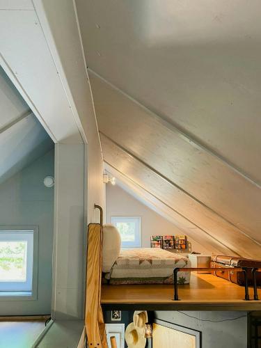 Ένα ή περισσότερα κρεβάτια σε δωμάτιο στο Designer Container Home By The Sea In Långvind