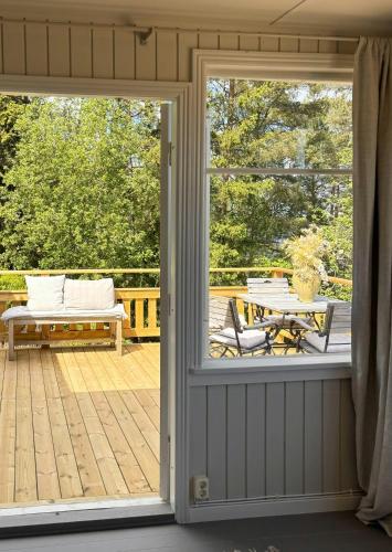Balkoni atau teres di Romantic Summer House On Orust