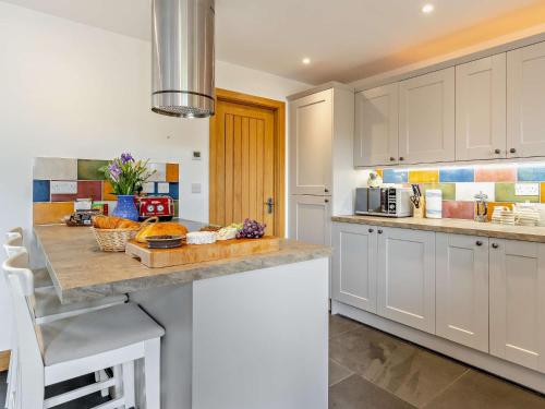 Kuchyň nebo kuchyňský kout v ubytování 4 Bed in Cray 82529