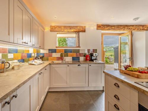 Kuchyň nebo kuchyňský kout v ubytování 4 Bed in Cray 82529