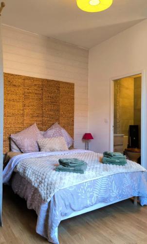 une chambre avec un grand lit avec des oreillers dessus dans l'établissement Kalu Studio 8 - Studio cosy Centre médiéval Sarlat, à Sarlat-la-Canéda