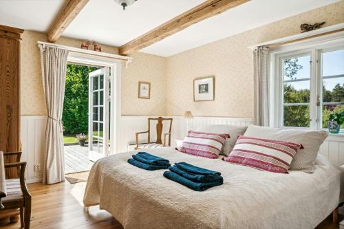 LjungbyhedにあるClassic Home In Peaceful Oasisの枕が2つ置かれたベッドのある寝室