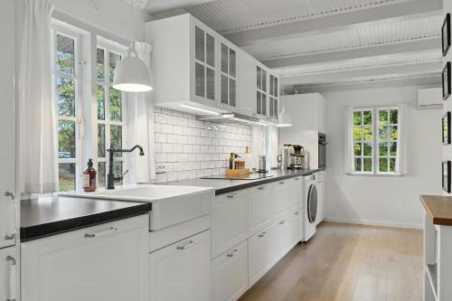 Køkken eller tekøkken på Forest House Near Ahl Beach