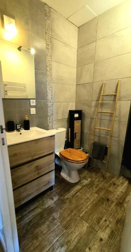 La salle de bains est pourvue de toilettes en bois et d'un lavabo. dans l'établissement Kalu Studio 8 - Studio cosy Centre médiéval Sarlat, à Sarlat-la-Canéda