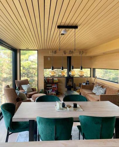 Ruang duduk di Live Among Trees In An Architect Drawn Cabin