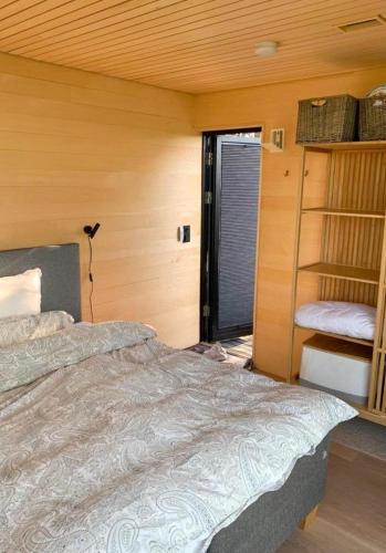 Katil atau katil-katil dalam bilik di Live Among Trees In An Architect Drawn Cabin