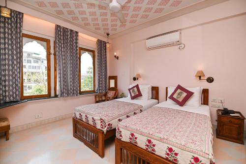 Ένα ή περισσότερα κρεβάτια σε δωμάτιο στο Om Niwas Suite Hotel