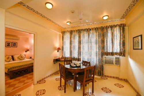 Ένα ή περισσότερα κρεβάτια σε δωμάτιο στο Om Niwas Suite Hotel