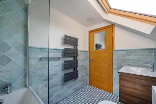 a bathroom with a shower and a sink and a toilet at -RD7B- For your relaxed and Cosy stay with Free WiFi in Batley