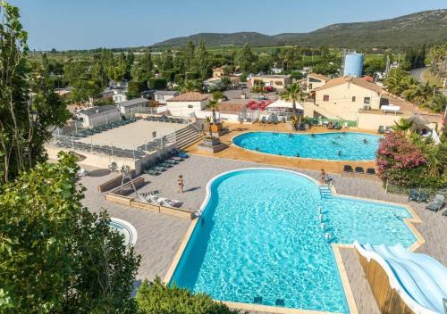 une vue aérienne d'une piscine dans un complexe hôtelier dans l'établissement Camping Les Salins de la Gardiole - Eurocamp I Homair, à Vic-la-Gardiole