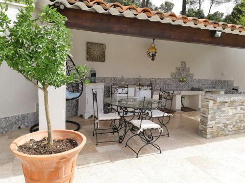 Photo de la galerie de l'établissement Peaceful Villa With Pool In Provence, à Belcodène