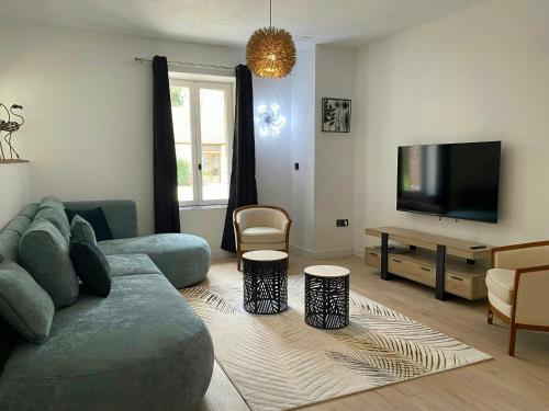 Μια τηλεόραση ή/και κέντρο ψυχαγωγίας στο Modern Gîte In The Heart Of Château De Champagnat