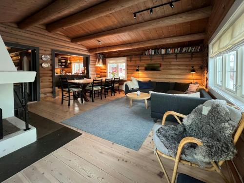 VenabygdにあるCharming Cabin Near Rondane National Parkのソファとテーブルのあるリビングルーム